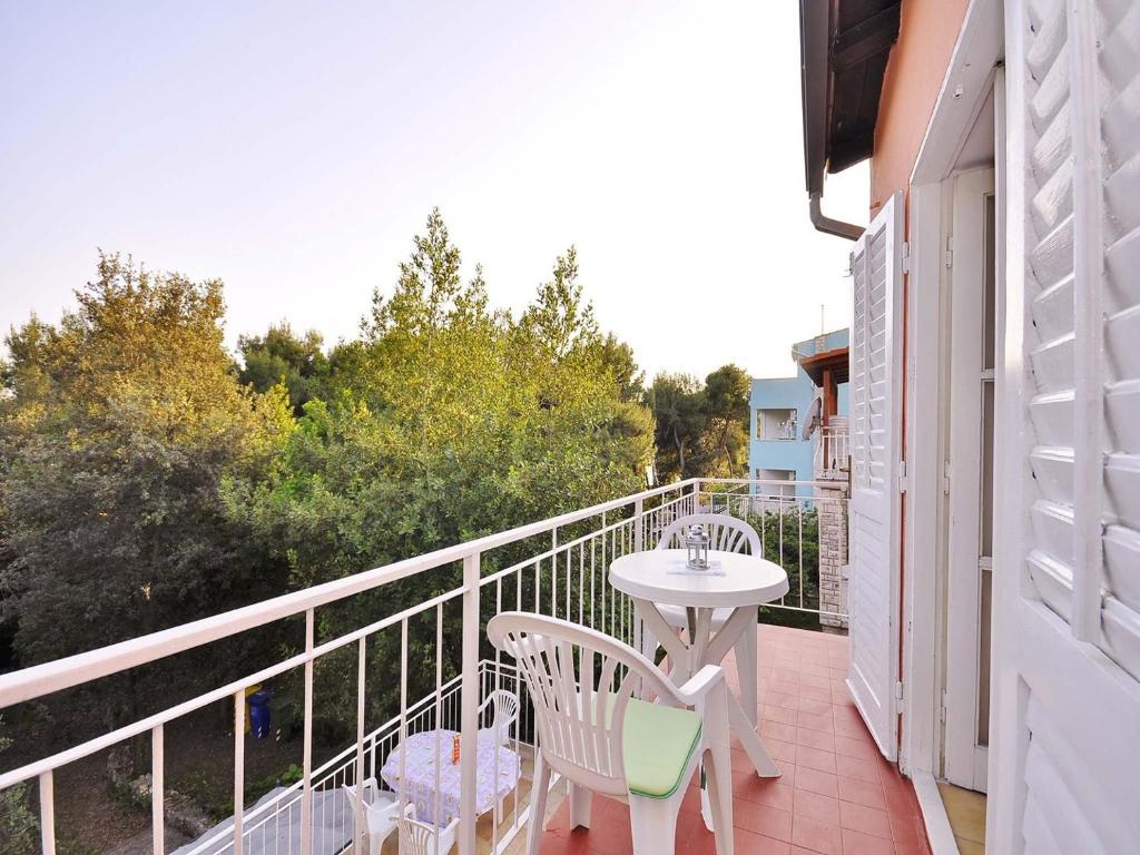 balkon z 2 krzesłami i stołem na nim w obiekcie Apartments Miro 636 w Rovinj