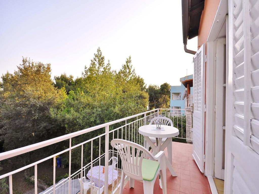 balkon z dwoma krzesłami i stołem w obiekcie Apartments Miro 636 w Rovinj