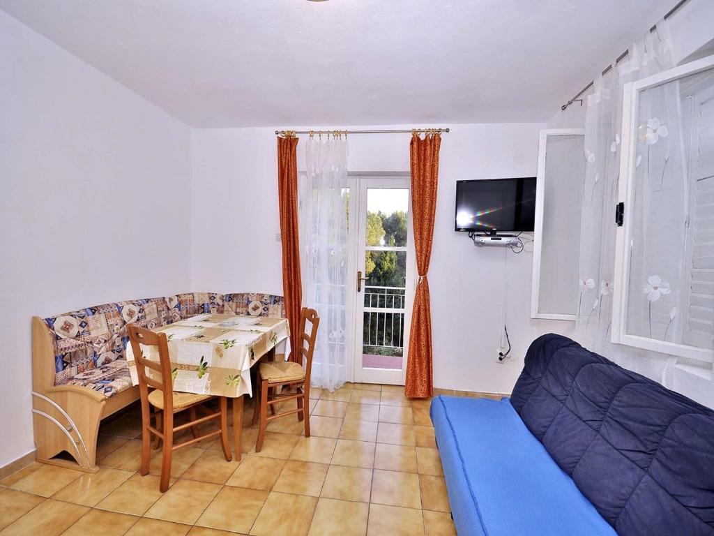 salon ze stołem i kanapą w obiekcie Apartments Miro 636 w Rovinj