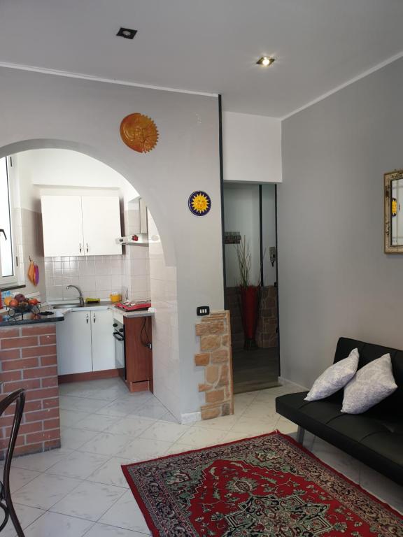 un soggiorno con divano e una cucina di appartamento G.V a Novara