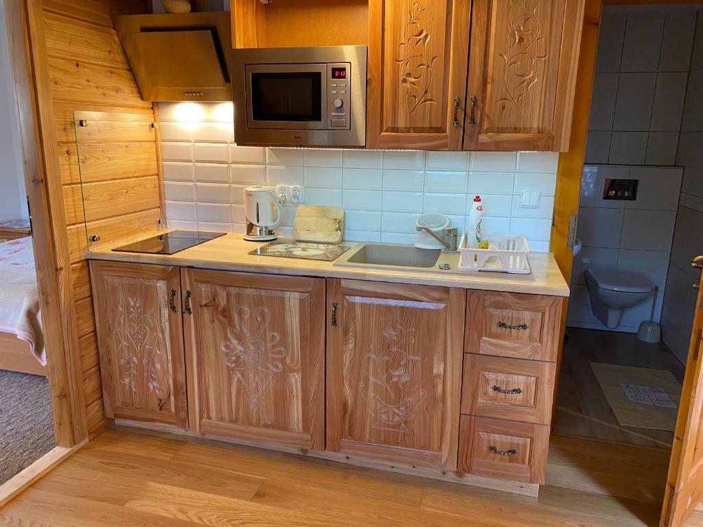 Kuchnia lub aneks kuchenny w obiekcie Apartamenty pokoje Nad Potokiem