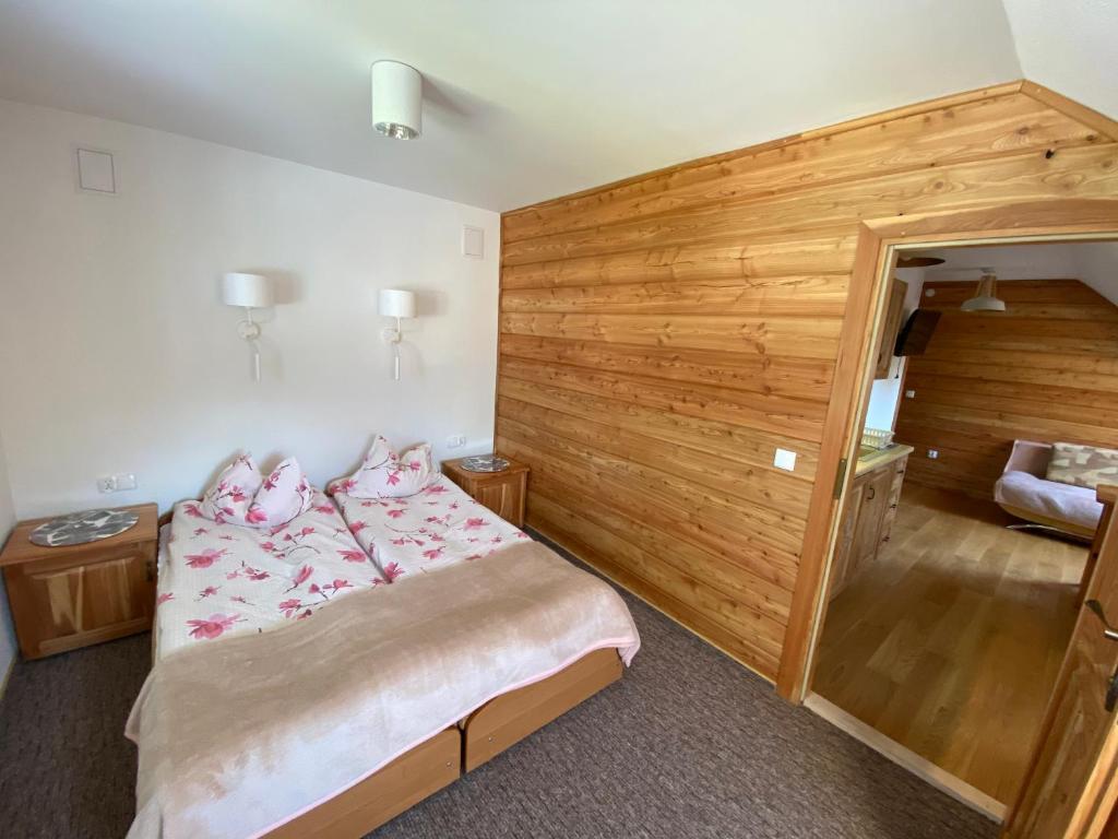 Łóżko lub łóżka w pokoju w obiekcie Apartamenty pokoje Nad Potokiem