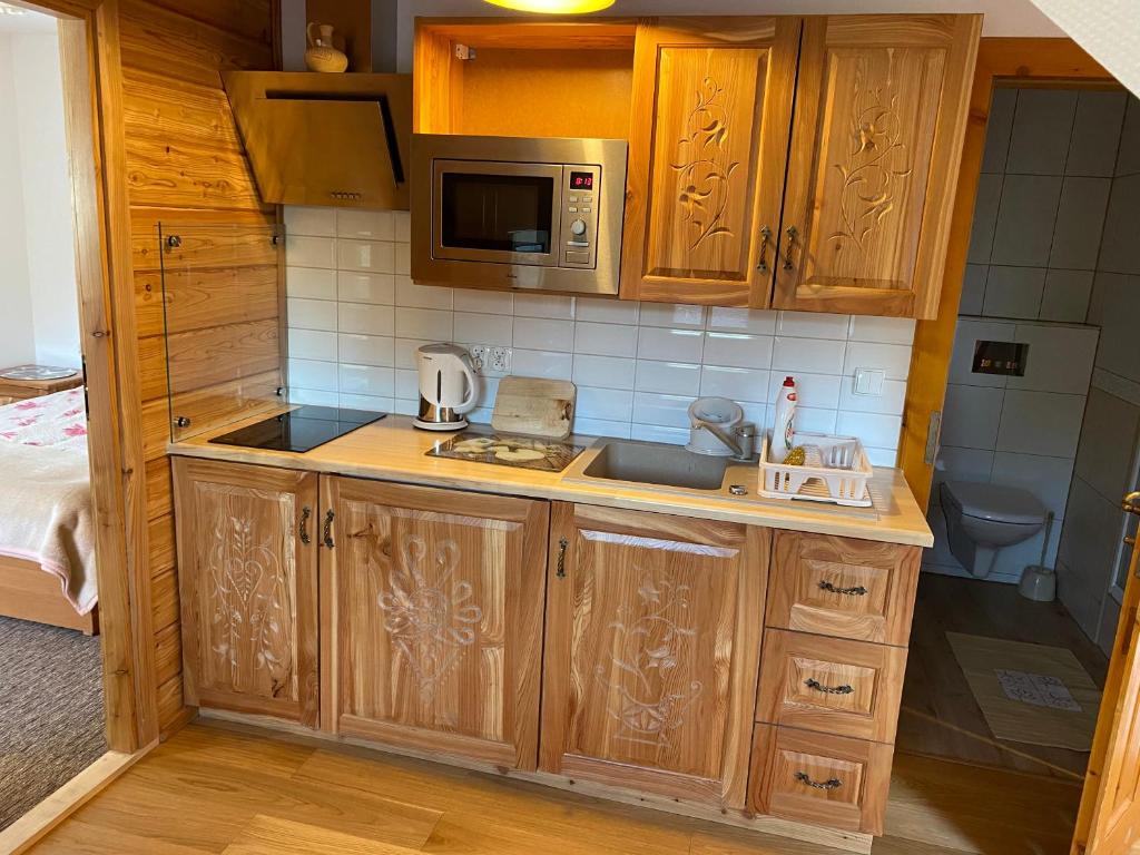 Kuchnia lub aneks kuchenny w obiekcie Apartamenty pokoje Nad Potokiem