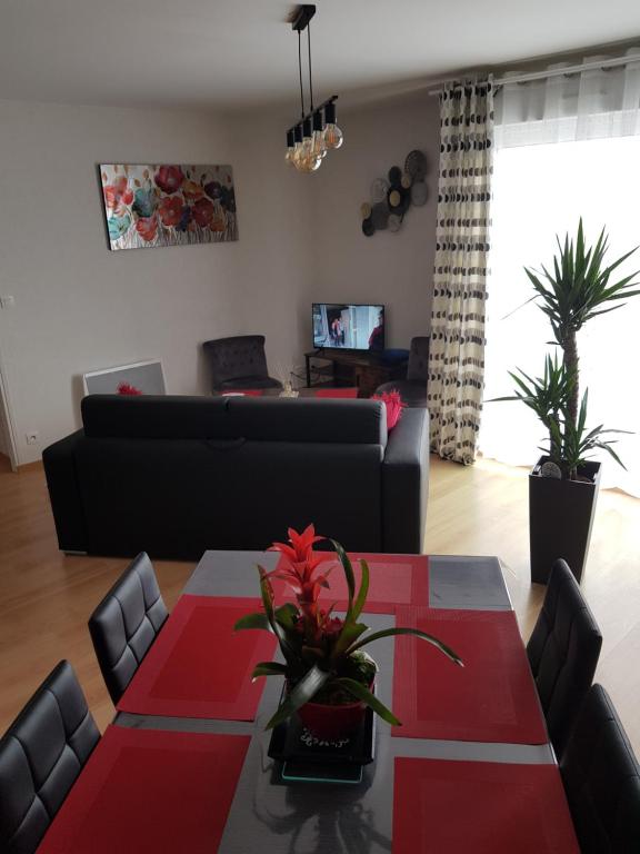 een woonkamer met een tafel en een bank bij appt du Léguer 2 à 4pers in Lannion