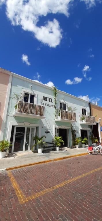 un bâtiment avec un hôtel sur le côté d'une rue dans l'établissement Hotel La Piazzetta, à Mérida