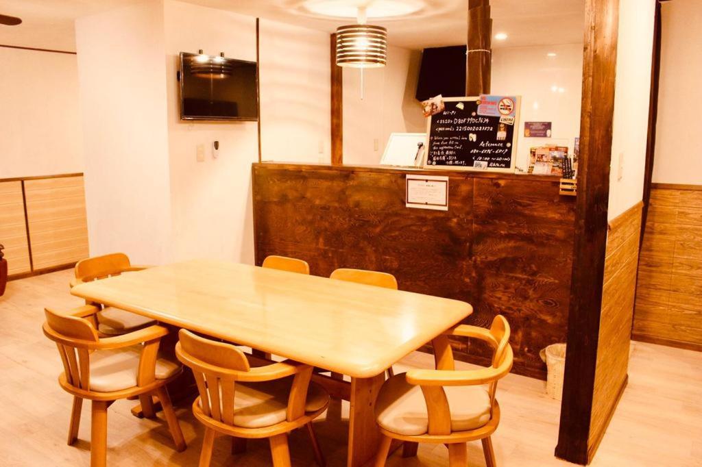 un tavolo e sedie in legno in una stanza di コテージトガワ＜Cottage TOGAWA＞ a Fujikawaguchiko