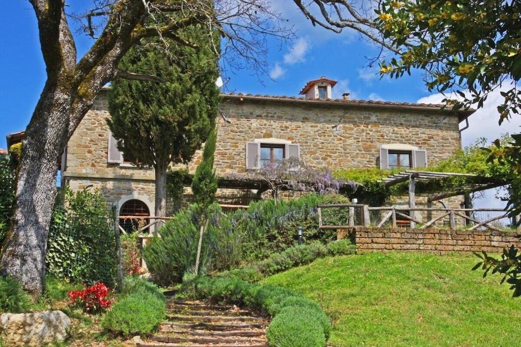 une maison en pierre avec un jardin en face dans l'établissement Villa Calcina, Beautiful Tuscan Farmhouse, à Pieve Santo Stefano