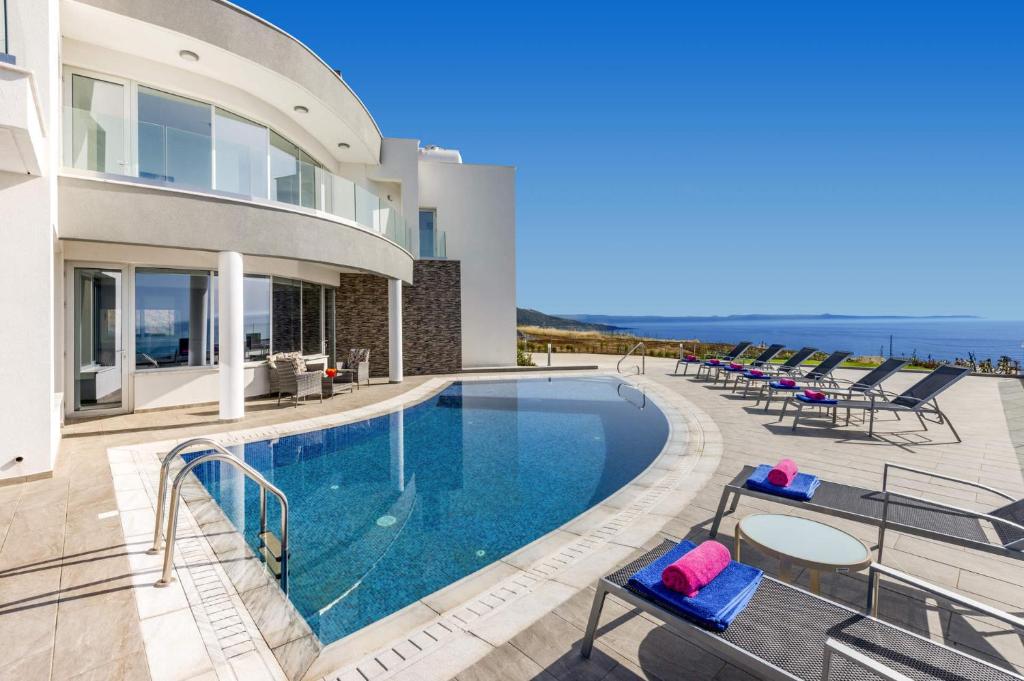 Bazén v ubytování Elite Sea View Villa nebo v jeho okolí