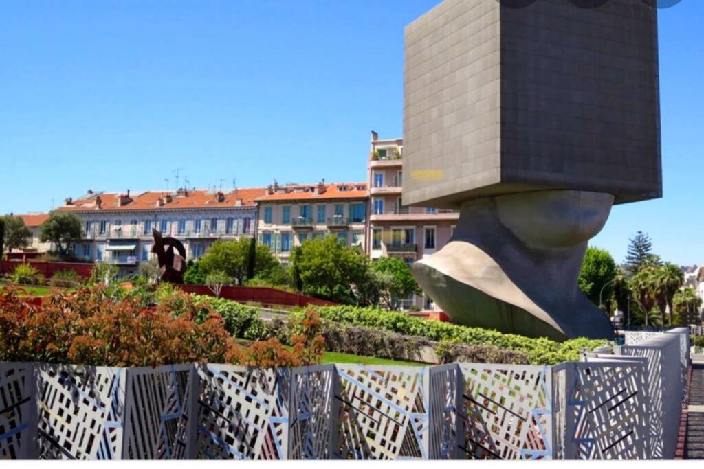 uma estátua num parque com edifícios ao fundo em Garibaldi 3 chambres 6 couchages, EASY CHECK-IN em Nice