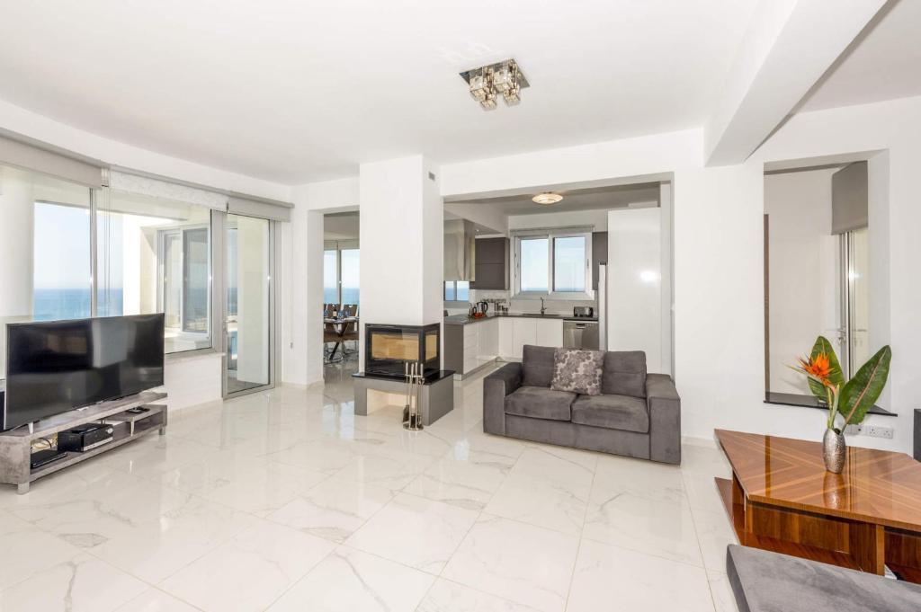 TV a/nebo společenská místnost v ubytování Elite Sea View Villa