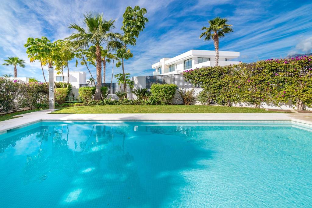Modern and Luxurious Family Villa close to the Beach ...