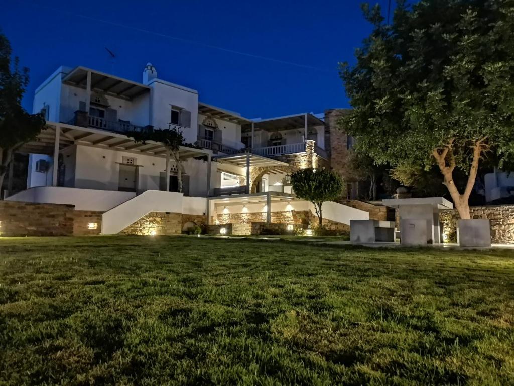Agios RomanosにあるElia Apartmentsの夜の家の外観