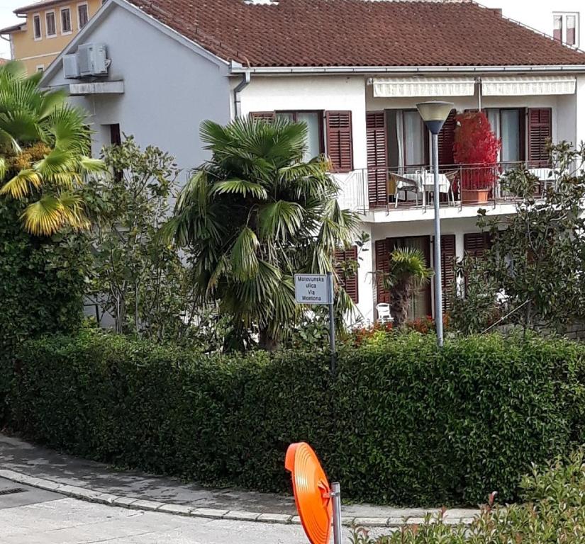 um disco voador laranja em frente a uma casa em Apartments Katja em Porec