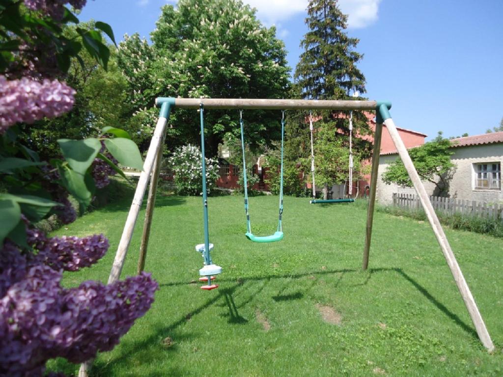 an empty swing set in a yard at Cocon au pied de la sainte-baume in Mazaugues