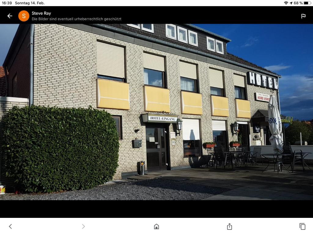 een gebouw met een heg ervoor bij Hotel-Kronenhof in Jülich