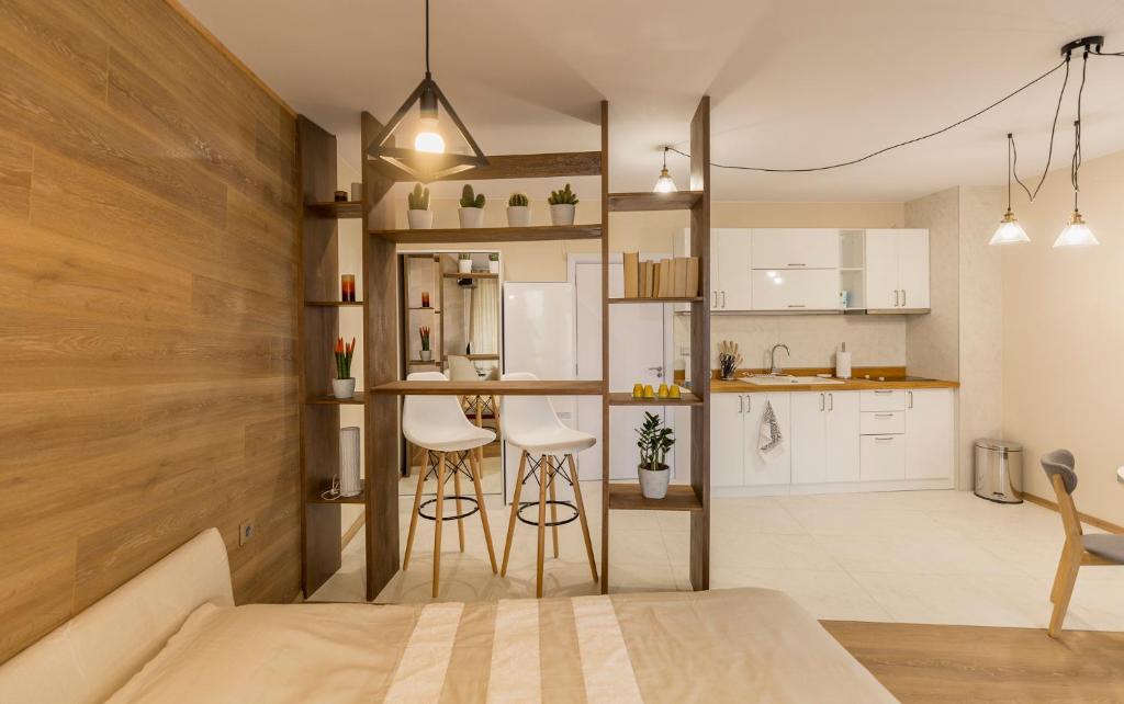 Zimmer mit einem Bett und einer Küche mit weißen Schränken in der Unterkunft Studio Talisman III in Sofia