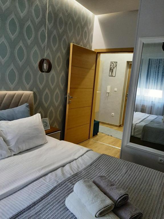 um quarto com uma cama com duas toalhas em Stefan Apartment em Bijeljina