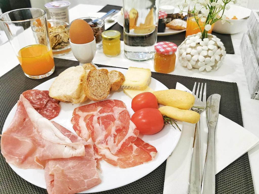 Jedlo v ubytovaní bed & breakfast alebo blízkom okolí