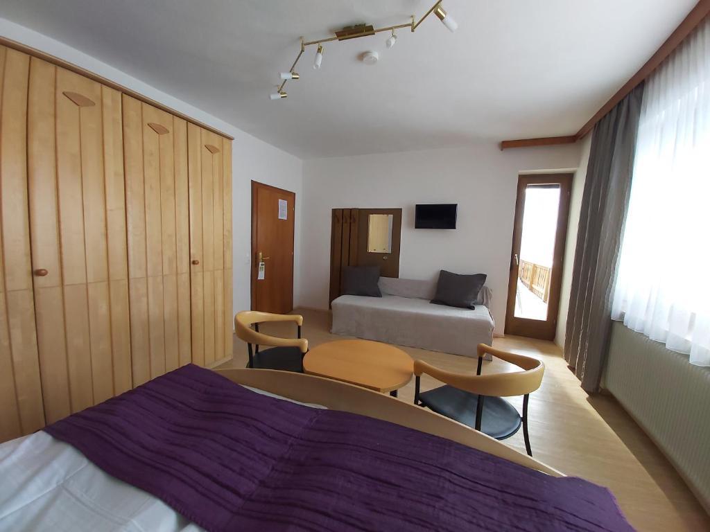 Postel nebo postele na pokoji v ubytování B&B Pension Karlsdorfer Hof
