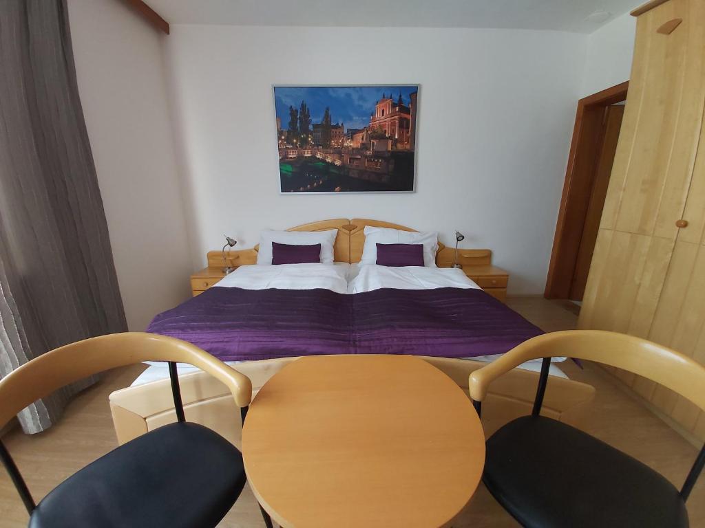 Postel nebo postele na pokoji v ubytování B&B Pension Karlsdorfer Hof