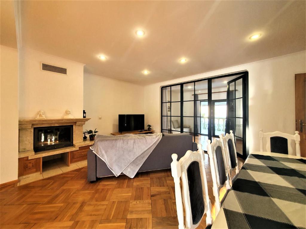Televízia a/alebo spoločenská miestnosť v ubytovaní Apartamenty pod Holicą