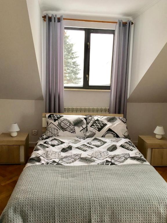 Posteľ alebo postele v izbe v ubytovaní Apartamenty pod Holicą