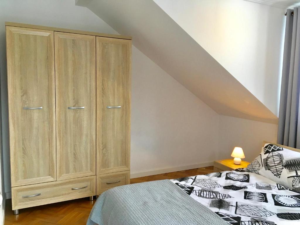 Posteľ alebo postele v izbe v ubytovaní Apartamenty pod Holicą