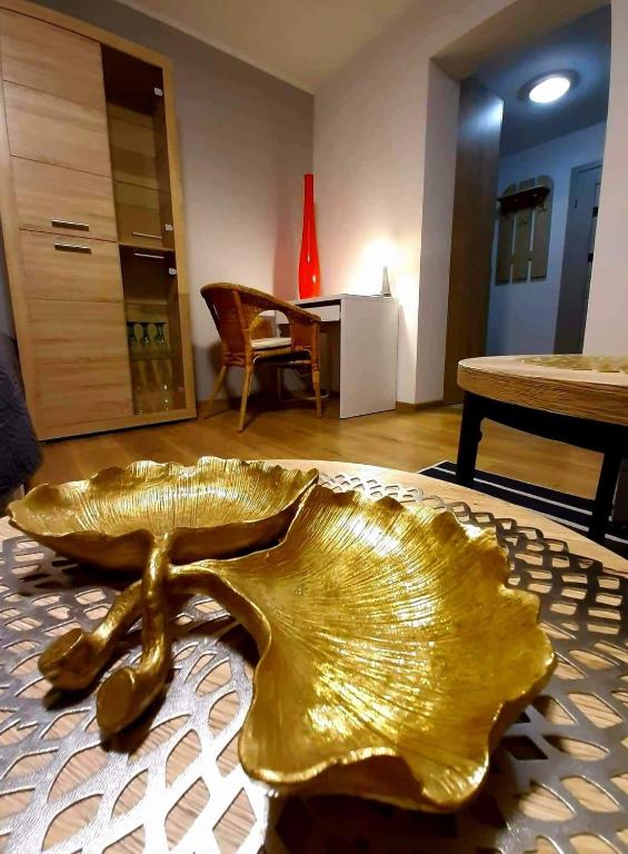 wielki złoty posąg rybny siedzący na łóżku w obiekcie Apartamet 45 w mieście Płock