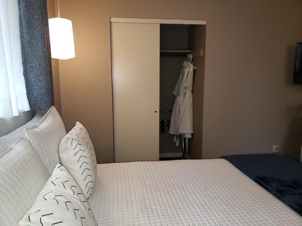 Postel nebo postele na pokoji v ubytování Baby Quail Inn