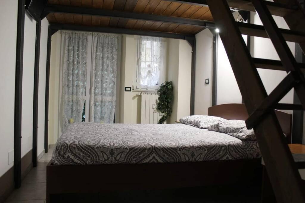 Schlafzimmer mit einem Bett und einem Fenster in der Unterkunft Casa Chanoux in Turin