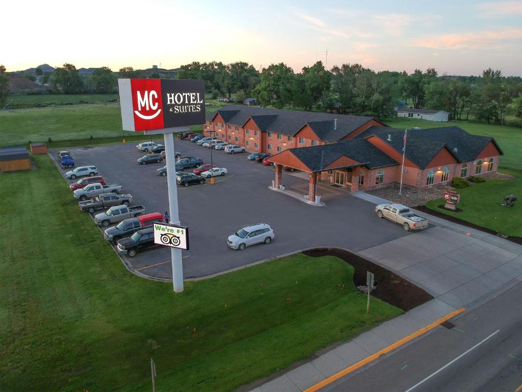 uma vista superior de um parque de estacionamento com carros estacionados em Miles City Hotel & Suites em Miles City