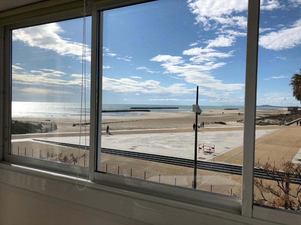 widok na plażę z okna w obiekcie T2 VUE PANORAMIQUE SUR MER QUARTIER DES QUILLES w mieście Sète