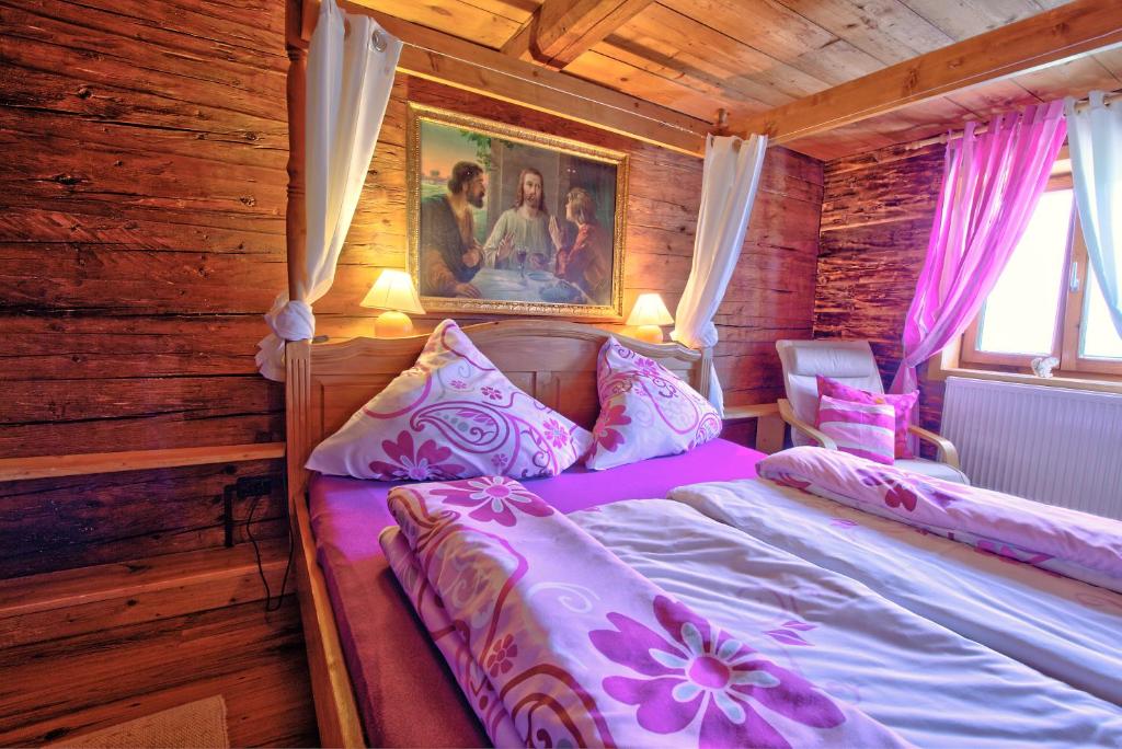 Postel nebo postele na pokoji v ubytování Chalet Rastenhof - Urlaub auf dem Bauernhof in Österreich