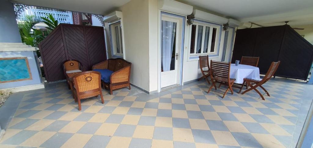 Posezení v ubytování Grand studio Tropical idéalement situé, jardin et piscine