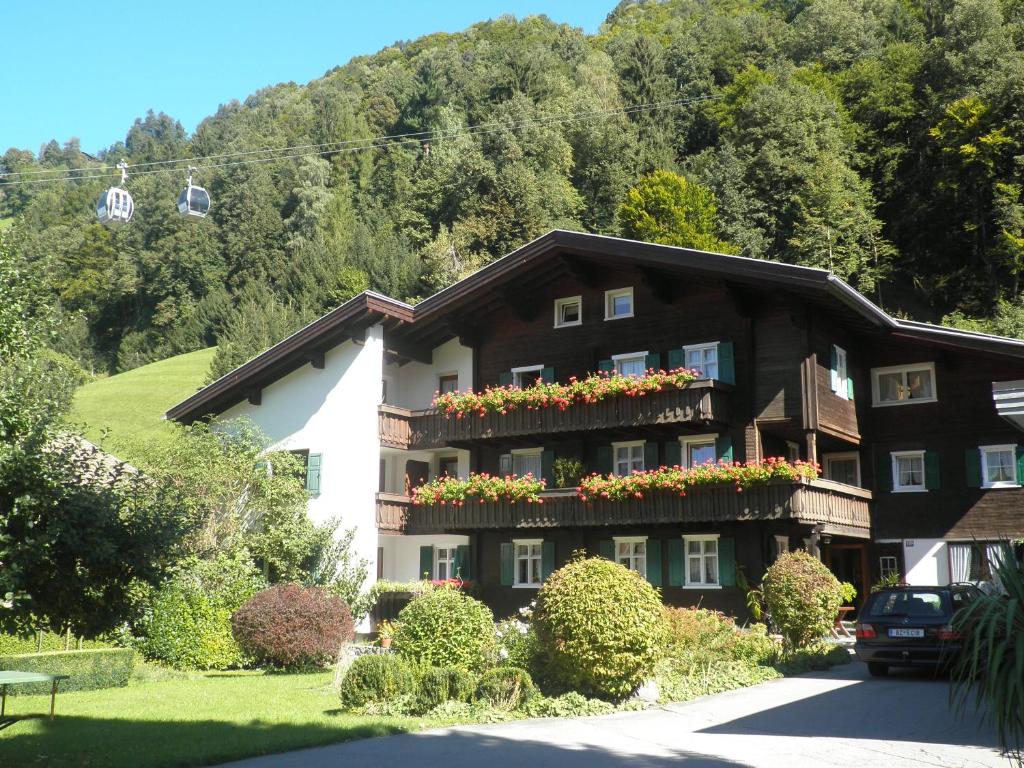 シュルンスにあるAlpenhaus Waldbergの窓に花が咲く大きな建物