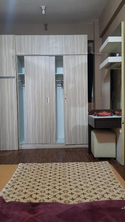 a kitchen with a sink and a refrigerator at Apartemen The Suites Kayla in Bandung