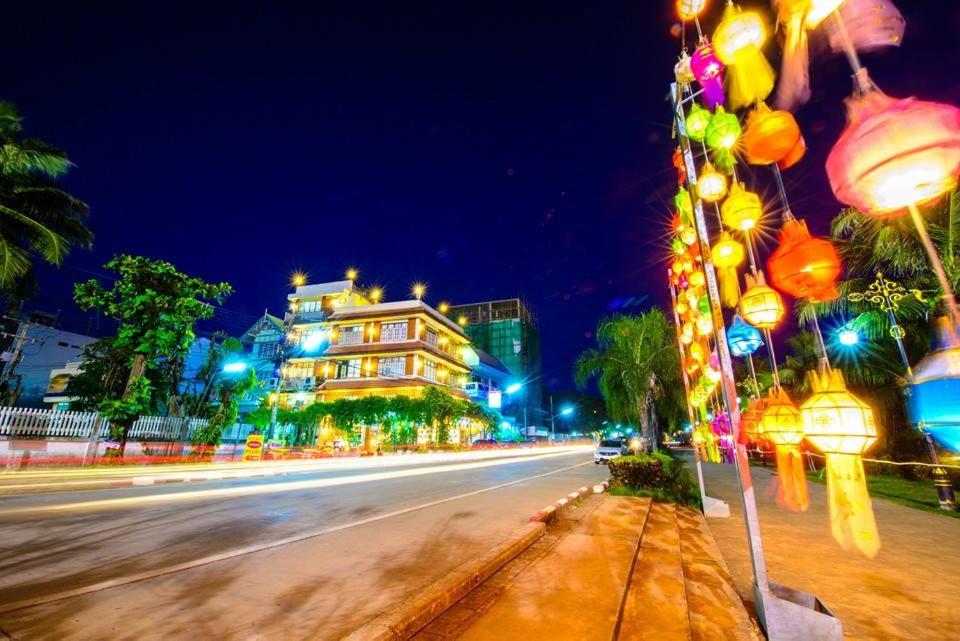 una calle de la ciudad por la noche con un edificio en Baan Arunothai Homestay en Phayao