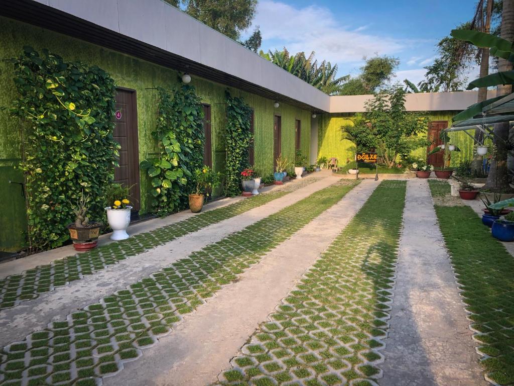 une cour d'un bâtiment avec des plantes et des fleurs dans l'établissement Khang Bảo Viên, à Củ Chi
