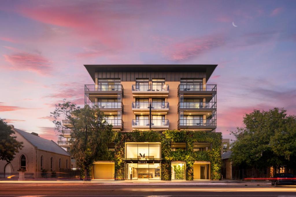 uma representação de um edifício com um pôr-do-sol em Majestic M Suites em Adelaide