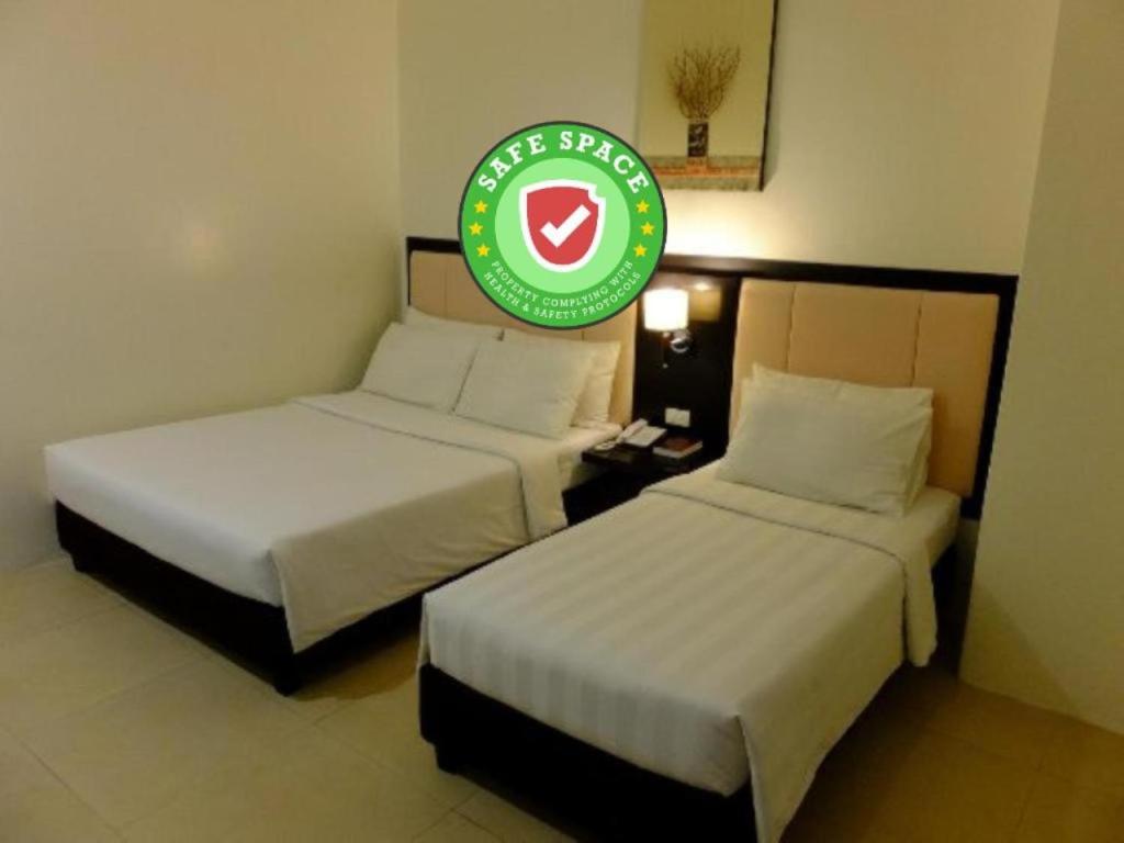 Postel nebo postele na pokoji v ubytování Manhattan Suites Inn