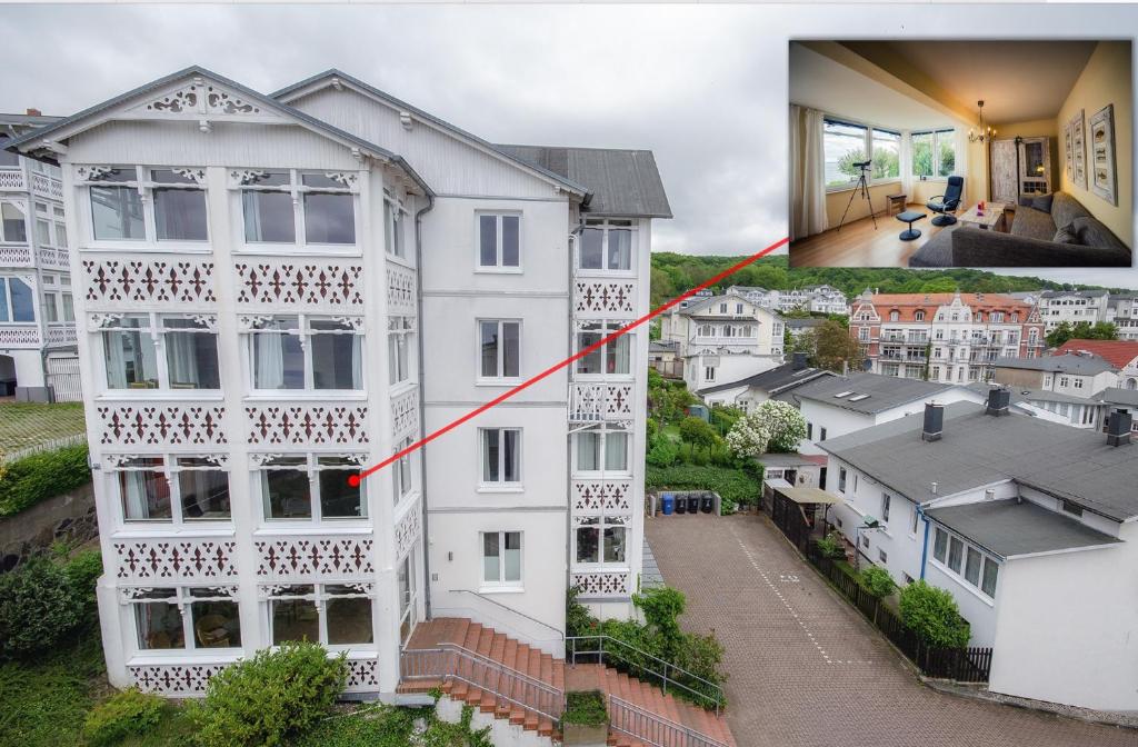 una casa blanca con una línea roja que la separa de una ciudad en Meerforelle 207 - Villa Seeblick en Sassnitz