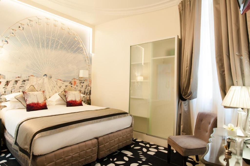 Postel nebo postele na pokoji v ubytování Hotel Ile de France Opéra