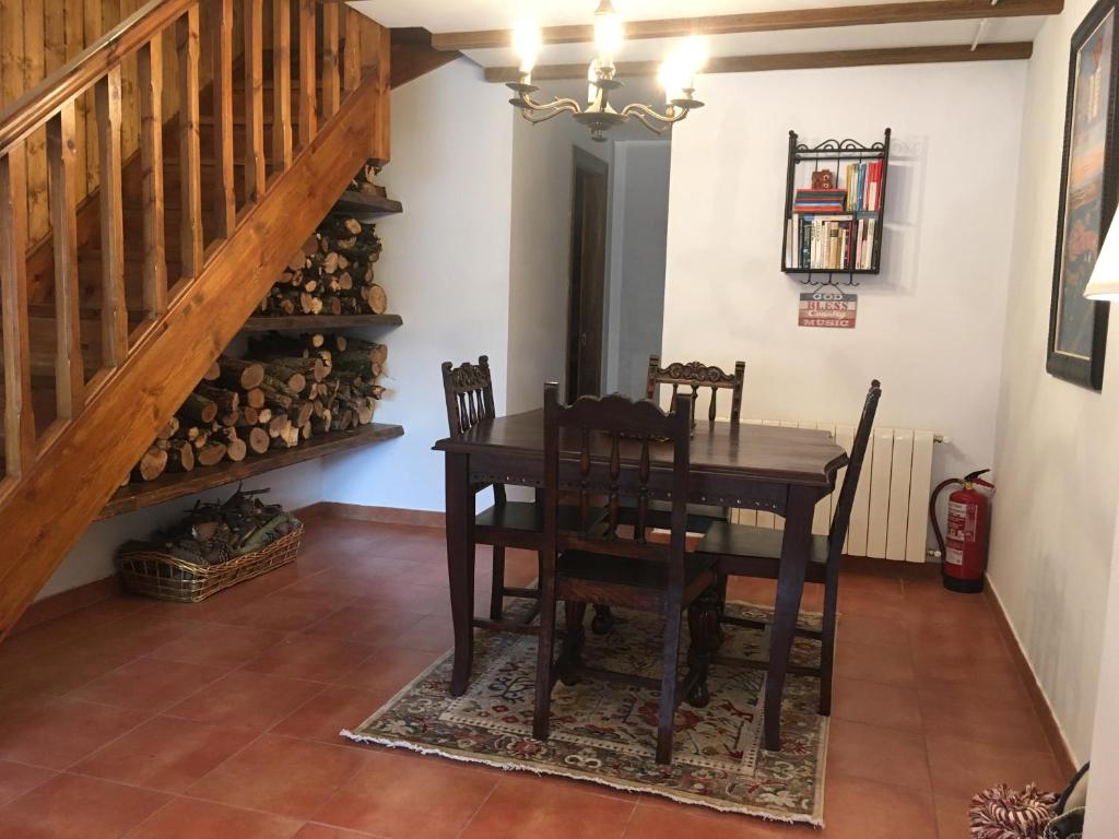 Posedenie v ubytovaní PRECIOSO CHALET JUNTO A POTES CON PISCINA-4 Hab,3 Baños