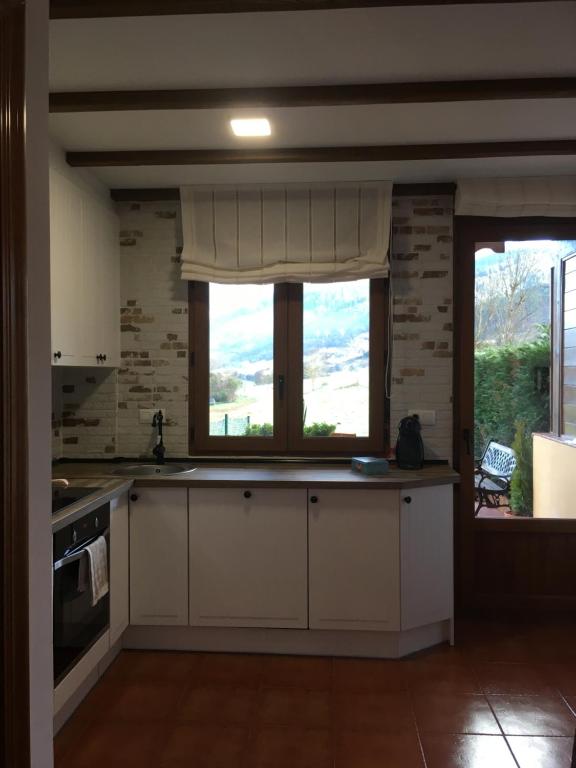 Kuchyňa alebo kuchynka v ubytovaní PRECIOSO CHALET JUNTO A POTES CON PISCINA-4 Hab,3 Baños