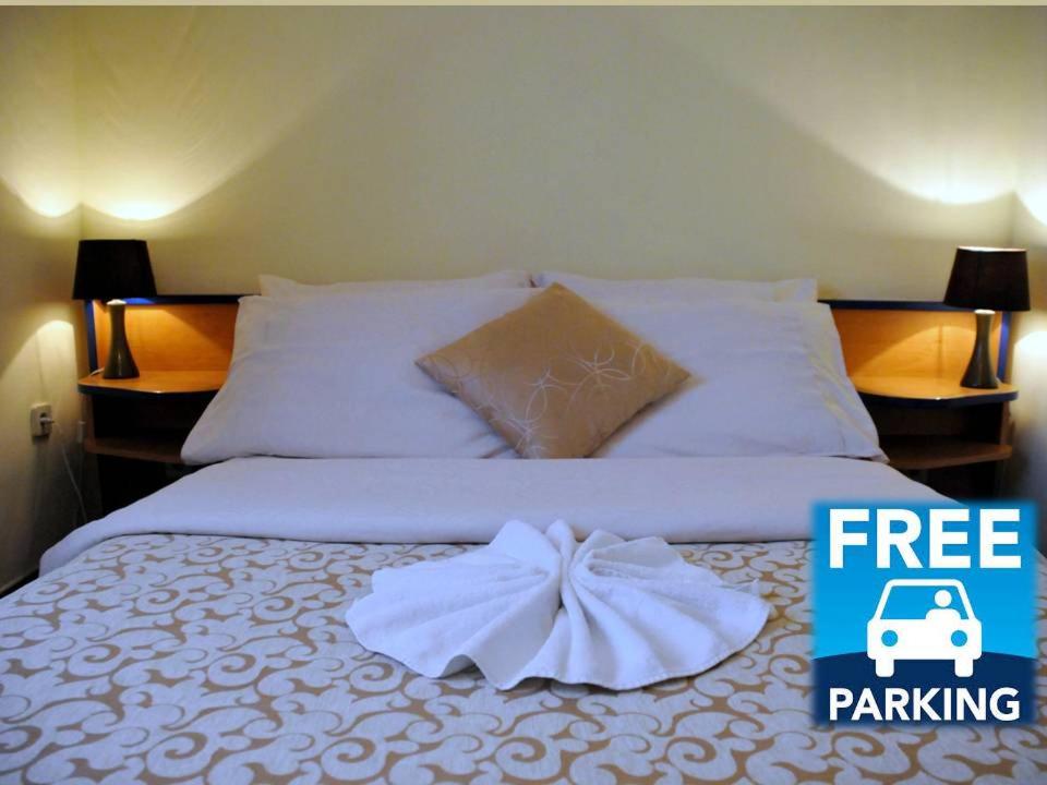 Postel nebo postele na pokoji v ubytování Hotel Galerija
