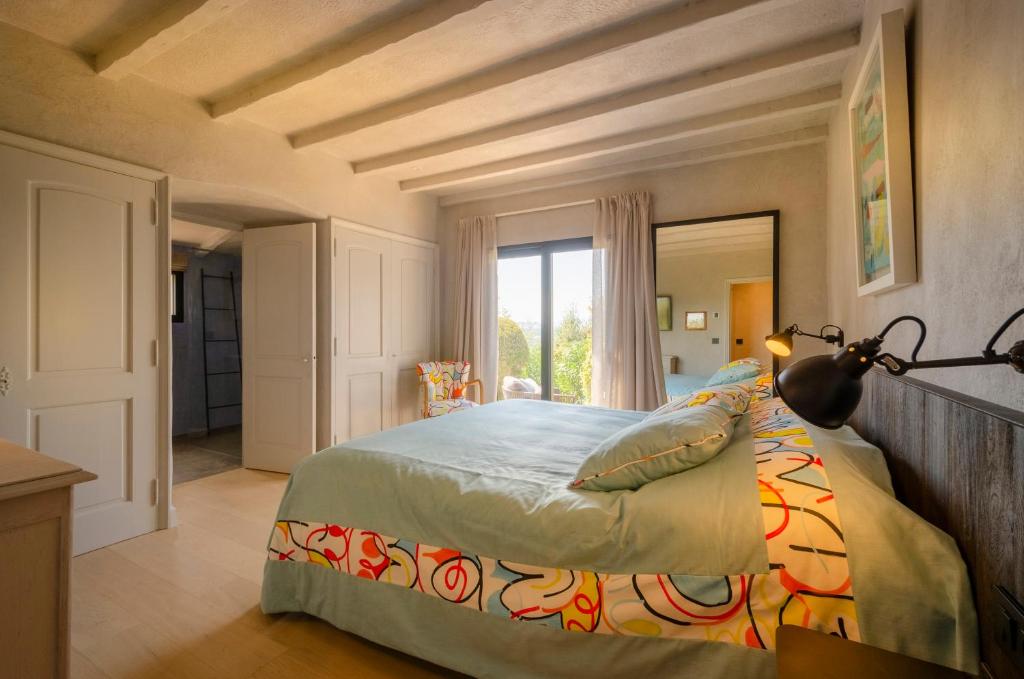 a bedroom with a large bed and a window at Maison Caroline - Villa 10 personnes avec piscine à 5km de Saint Tropez in Saint-Tropez