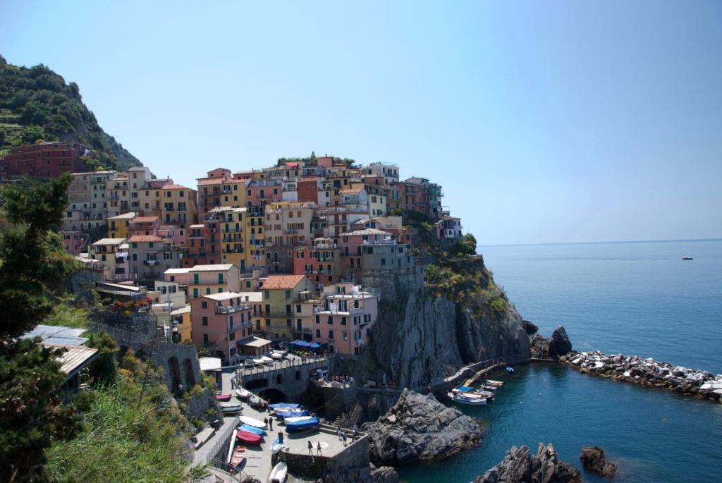 een uitzicht op het dorp positano aan de kust van Amalfi bij Nonna Piera in Marina di Carrara