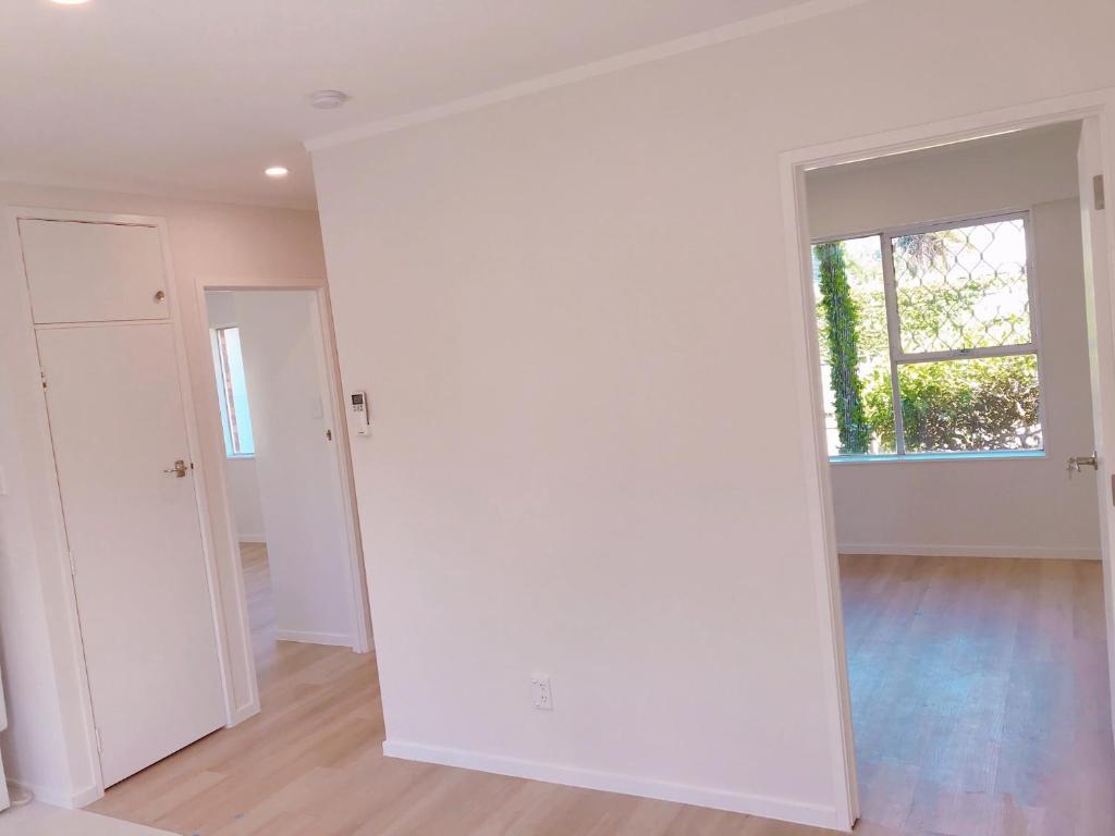 Bright Eden Park two bed townhouse private parking