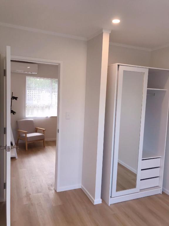 Bright Eden Park two bed townhouse private parking - Resim 15