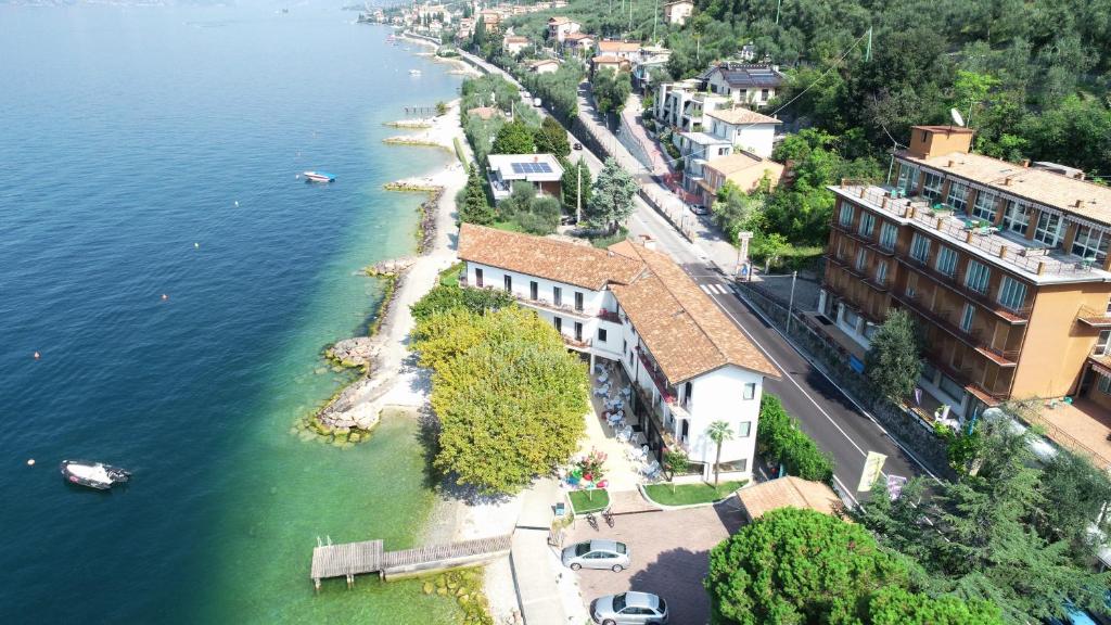 una vista aerea di una città vicino a un corpo idrico di Hotel S.Maria a Brenzone sul Garda